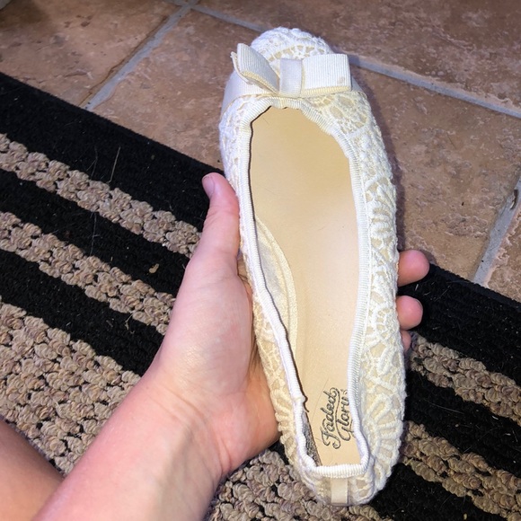 💕Cream coloured floral flats 💕 - Picture 2 of 4